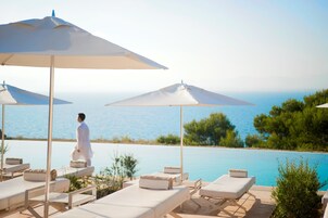 Una piscina al aire libre, sombrillas