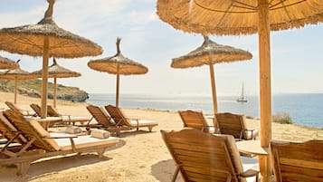 Playa privada, camastros, sombrillas y toallas de playa