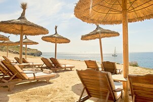 Playa privada, tumbonas, sombrillas y toallas de playa