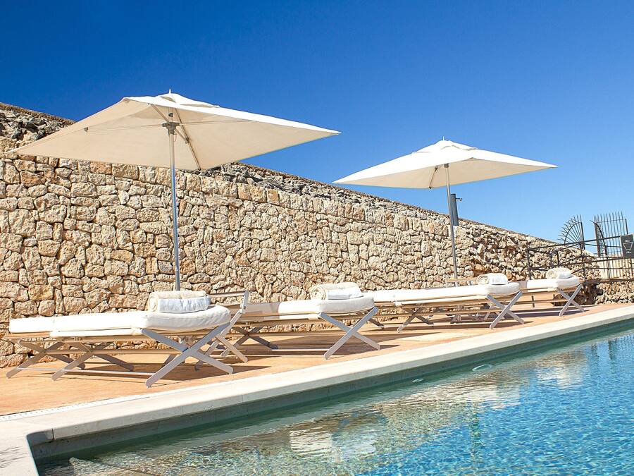 Una piscina al aire libre, sombrillas