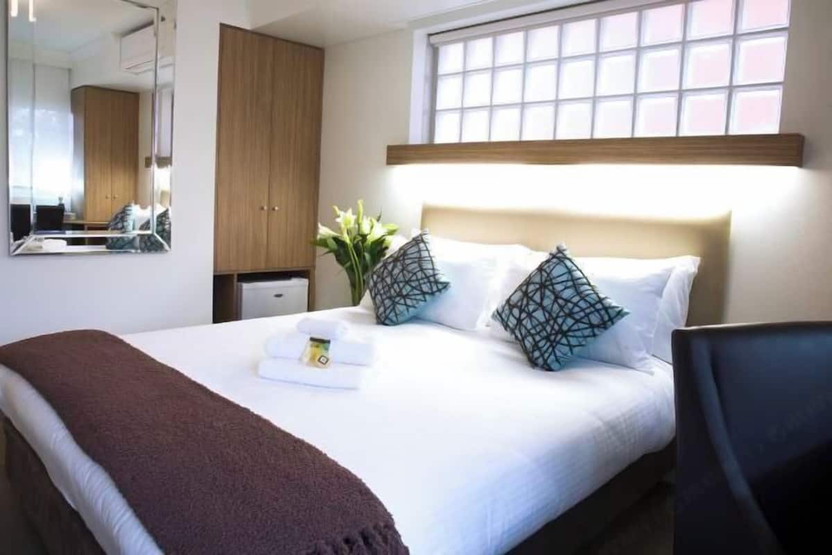 Schreibtisch, schallisolierte Zimmer, Bügeleisen/Bügelbrett