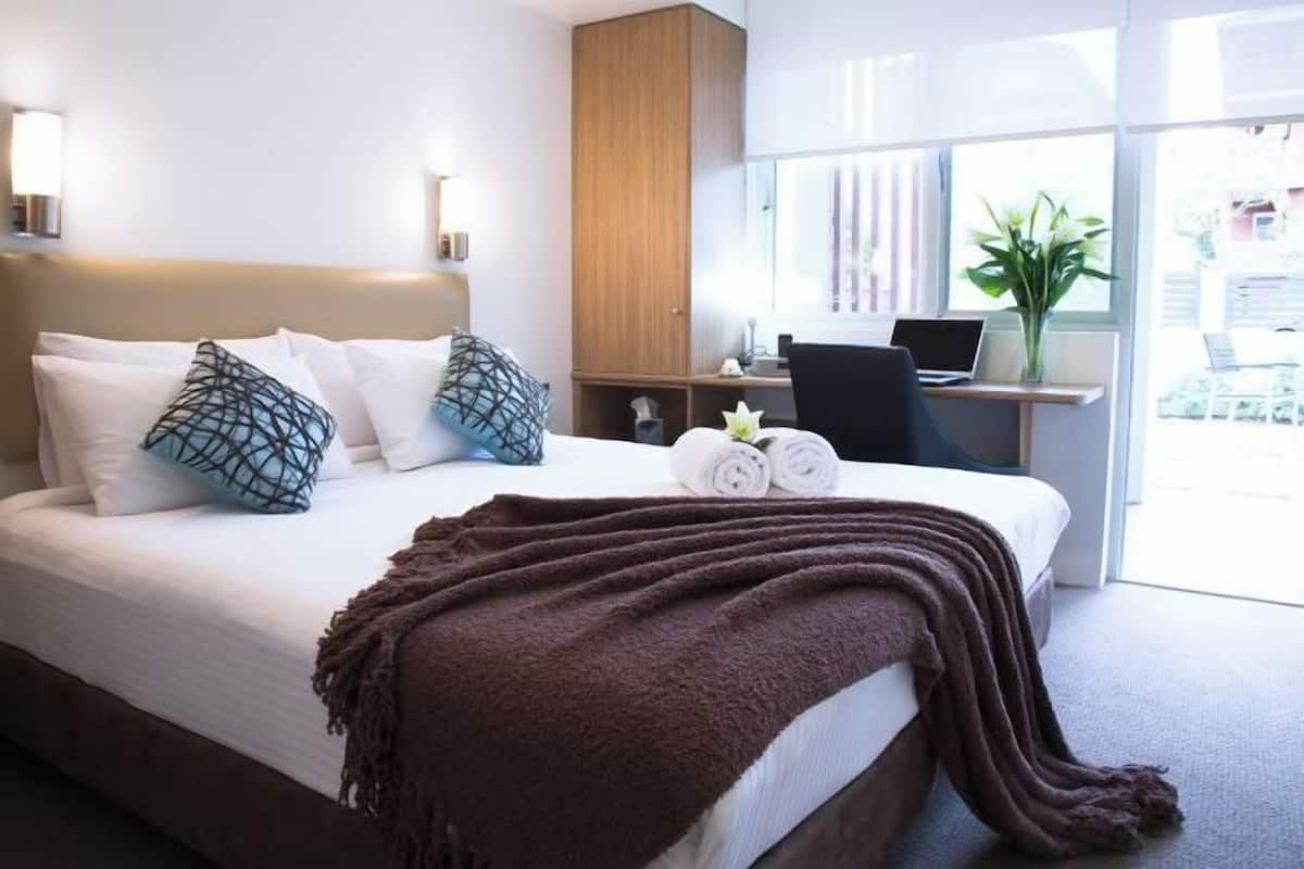Schreibtisch, schallisolierte Zimmer, Bügeleisen/Bügelbrett