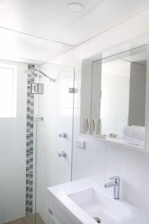 Ducha, artículos de higiene personal gratuitos y secador de pelo