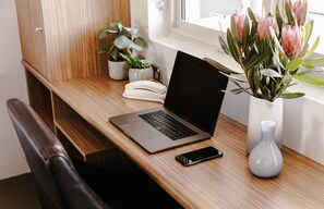 Een bureau, geluiddichte muren, een strijkplank/strijkijzer, gratis wifi