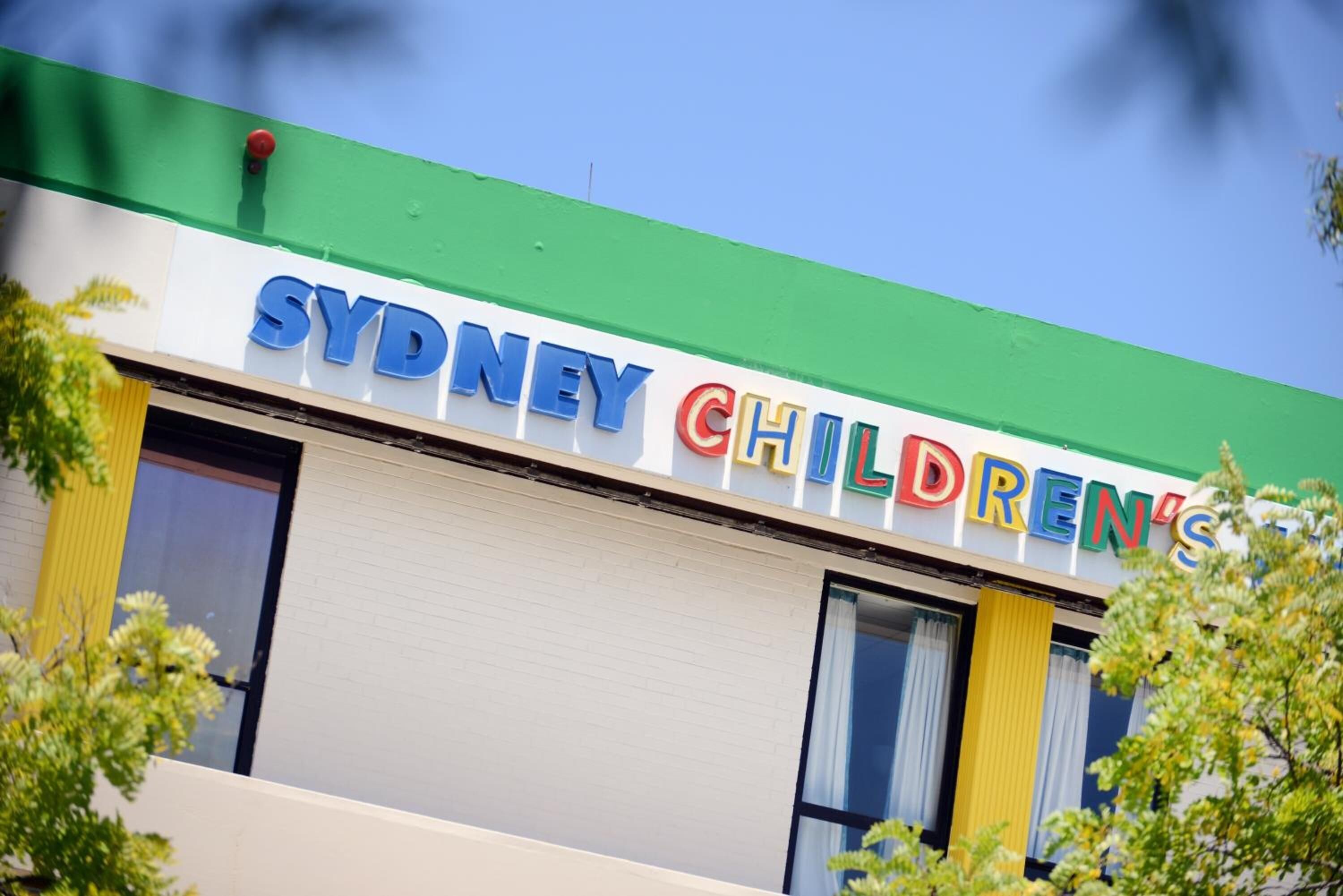 En bygning med et skilt, der står 'SYDNEY CHILDREN'S'.