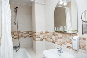 Single Room | Bathroom | Hair dryer, towels - Hotel Marbella (Fuengirola)