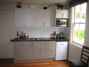 City Cottage | Private kitchen | Fridge, microwave, stovetop, dishwasher - City Cottages (WELLINGTON)