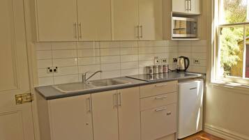 City Cottage | Room service – dining