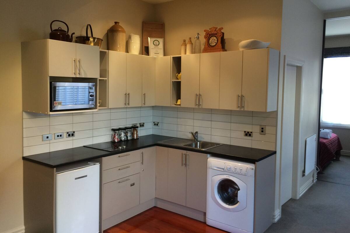 City Cottage, 1 Queen Bed | Private kitchen | Fridge, microwave, stovetop, dishwasher