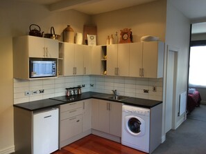 City Cottage, 1 Queen Bed | Private kitchen | Fridge, microwave, stovetop, dishwasher - City Cottages (WELLINGTON)