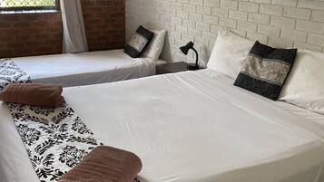 مكتب وستائر تعتيم ومكواة/لوح كي وواي فاي مجانًا