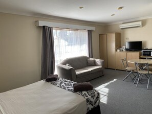 Spa Suite | 거실 공간 | 스마트 TV
