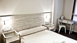 A hotel room with a bed, bedside tables, a desk, and a chair. - Hotel Playa Poniente (Gijon)