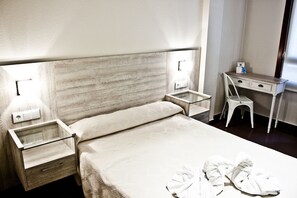 In-room safe, desk, free cots/infant beds, rollaway beds - Hotel Playa Poniente (Gijon)