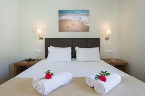 Standard Double or Twin Room, Ground floor With Sea View | In-room safe, free WiFi, bed sheets - Kaiser Bridge (Corfu)