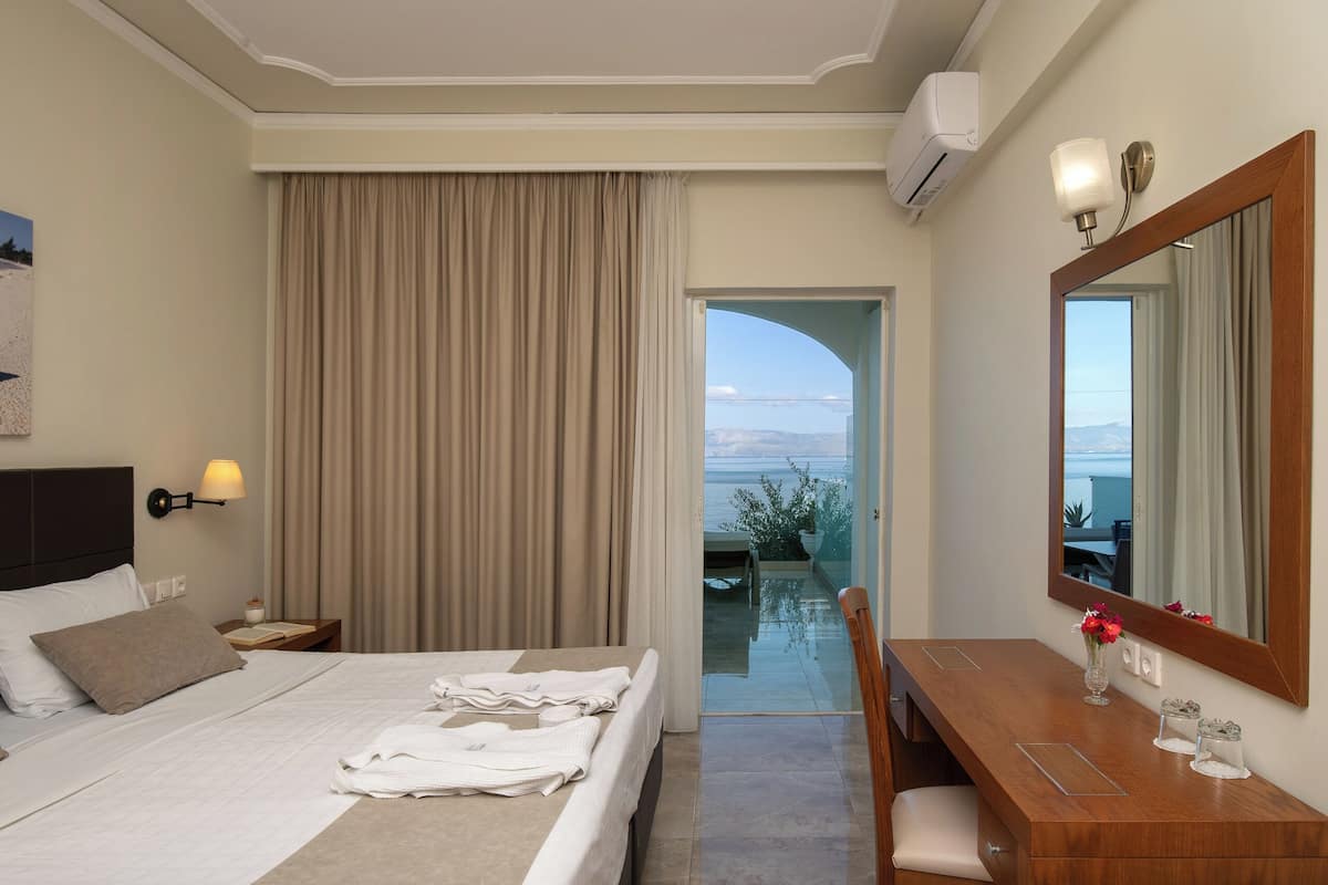 Habitació doble o amb dos llits individuals superior, terrassa, vistes al mar | Caixa forta a l'habitació, wifi gratuïta i roba de llit