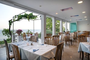 Buffet déjeuner gratuit tous les jours