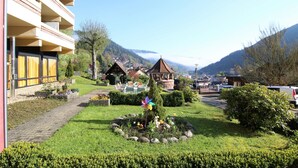Hotel con jardín que presenta un parterre decorativo y un pequeño árbol.