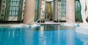 2 innendørsbassenger