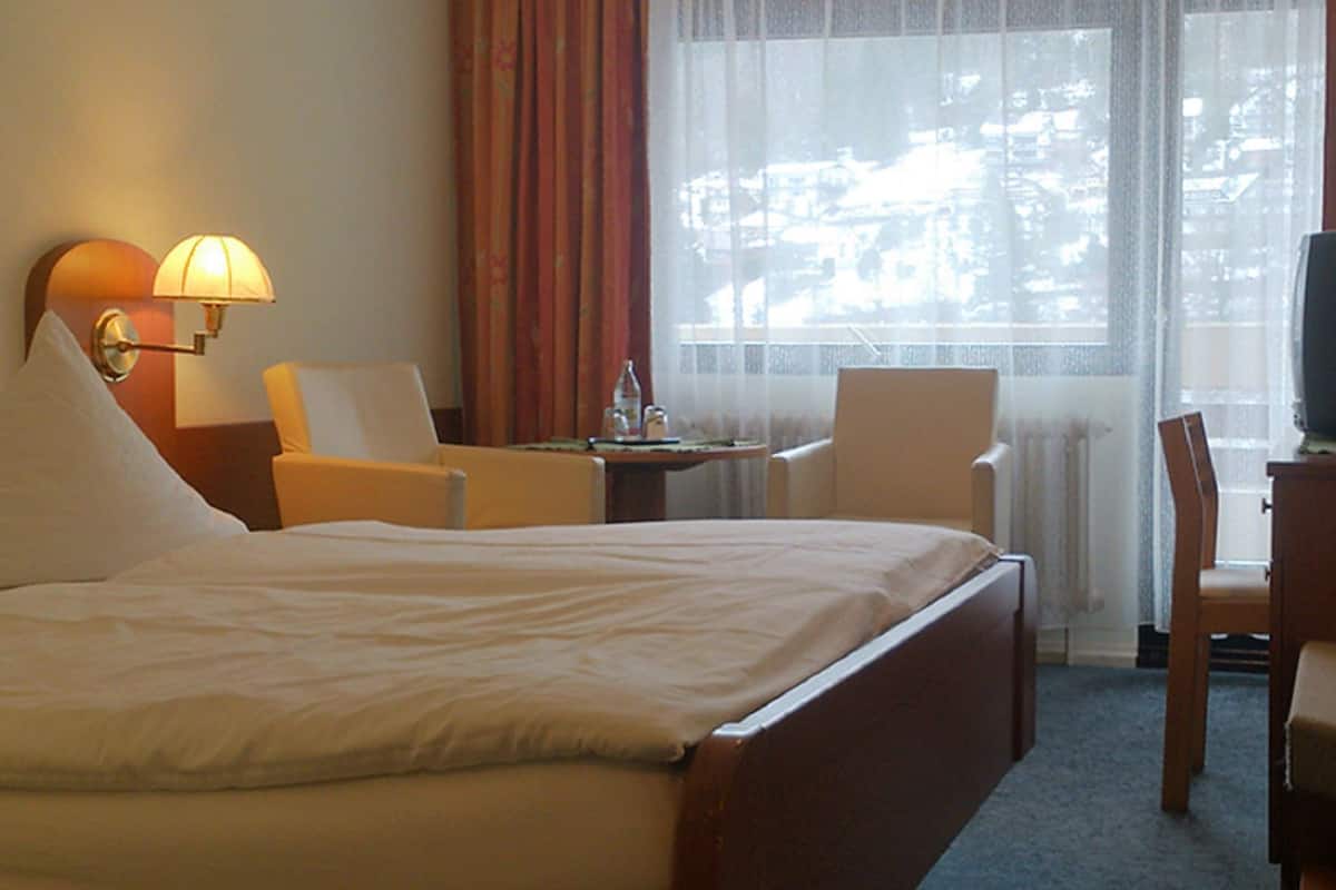 single room | hypo-allergenic bedding, in-room safe, desk, iron/ironing board