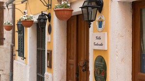 Un edificio histórico con un letrero que dice "Villa Kunderloff".