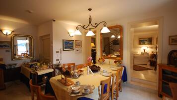 Café da manhã com buffet todos os dias (EUR 16 por pessoa)