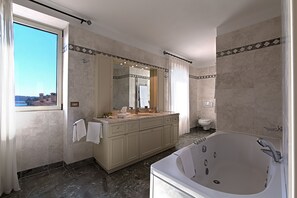 Superior Double Room, Sea View | Bathroom | Shower, free toiletries, hair dryer, towels - Villa Tuttorotto (Rovinj)