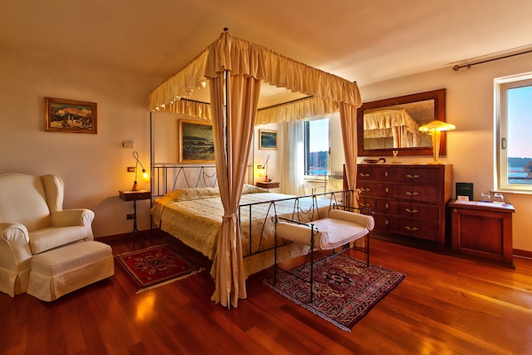 Kahden hengen superior-huone, merinäköala | Ylelliset vuodevaatteet, pillowtop-patjalliset sängyt