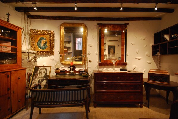 A room with a wooden cabinet, a desk with a chair, a dresser, and two mirrors. - Villa Tuttorotto (Rovinj)