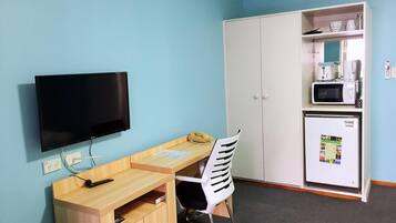 Een bureau, een strijkplank/strijkijzer, gratis wifi, beddengoed