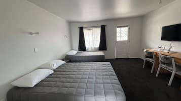 Design Studio | Desk, iron/ironing board (on request), WiFi (free), bed sheets