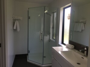 Regendusche, kostenlose Toilettenartikel, Haartrockner, Handtücher