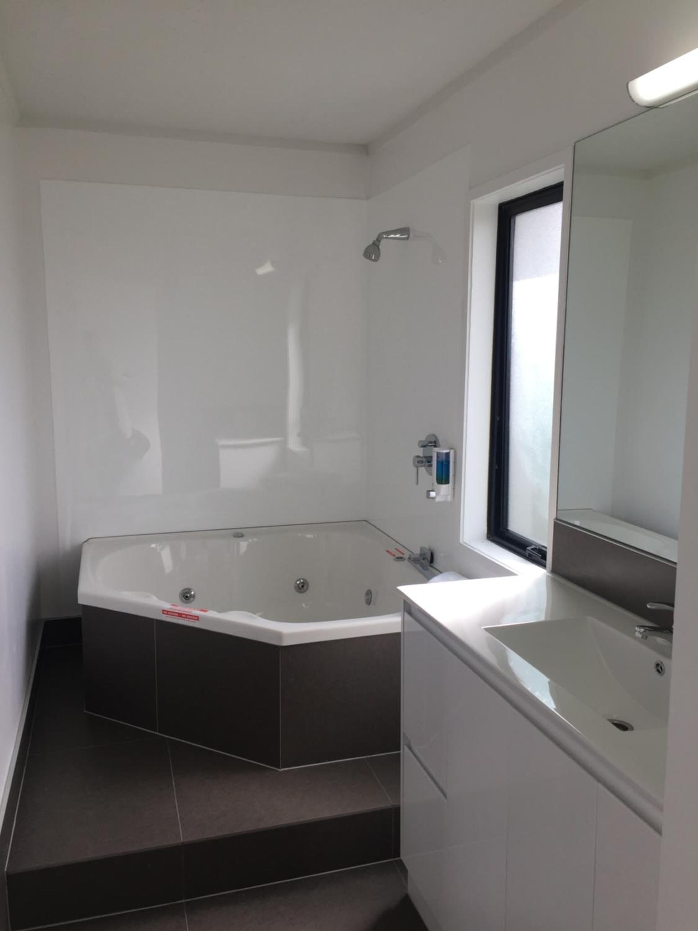 دُش غزير، مستلزمات مجانية للعناية الشخصية، مجففات شعر، مناشف