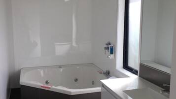 レインフォールシャワー、バスアメニティ (無料)、ヘアドライヤー、タオル