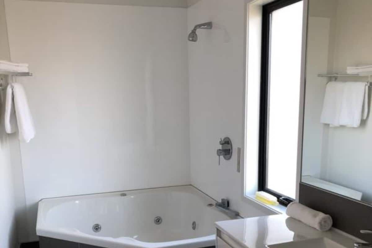 Studio (with Spa Bath) | Jetted tub
