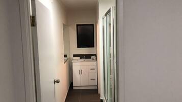 Regendusche, kostenlose Toilettenartikel, Haartrockner, Handtücher