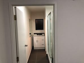 Regadera tipo lluvia, amenidades de baño gratuitas, secadora de cabello