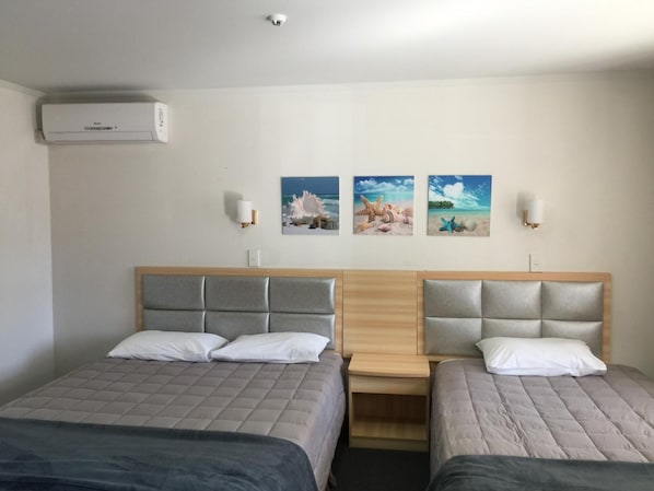 Een bureau, een strijkplank/strijkijzer, gratis wifi, beddengoed