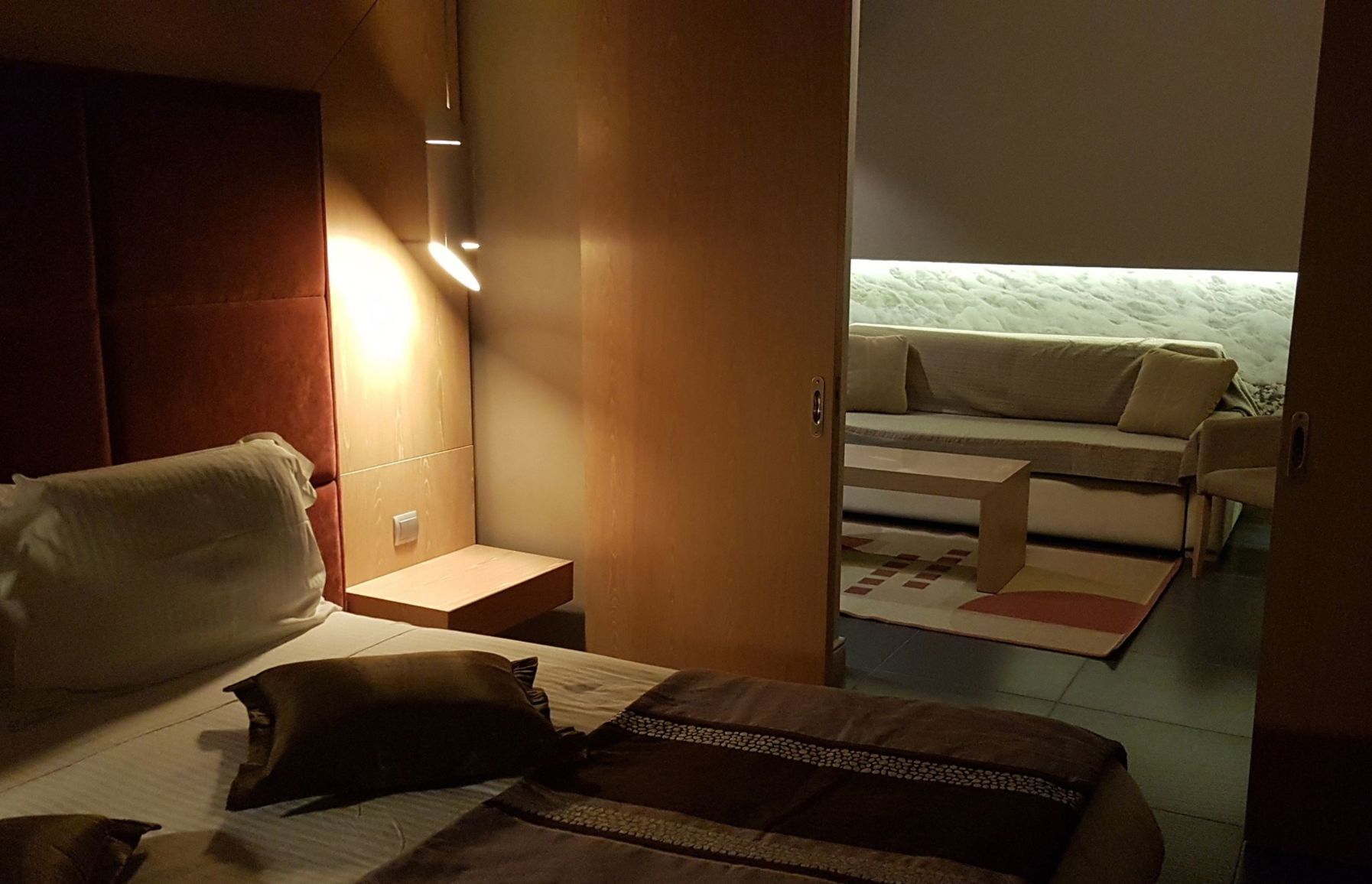 Ropa de cama de alta calidad, camas Select Comfort y minibar 