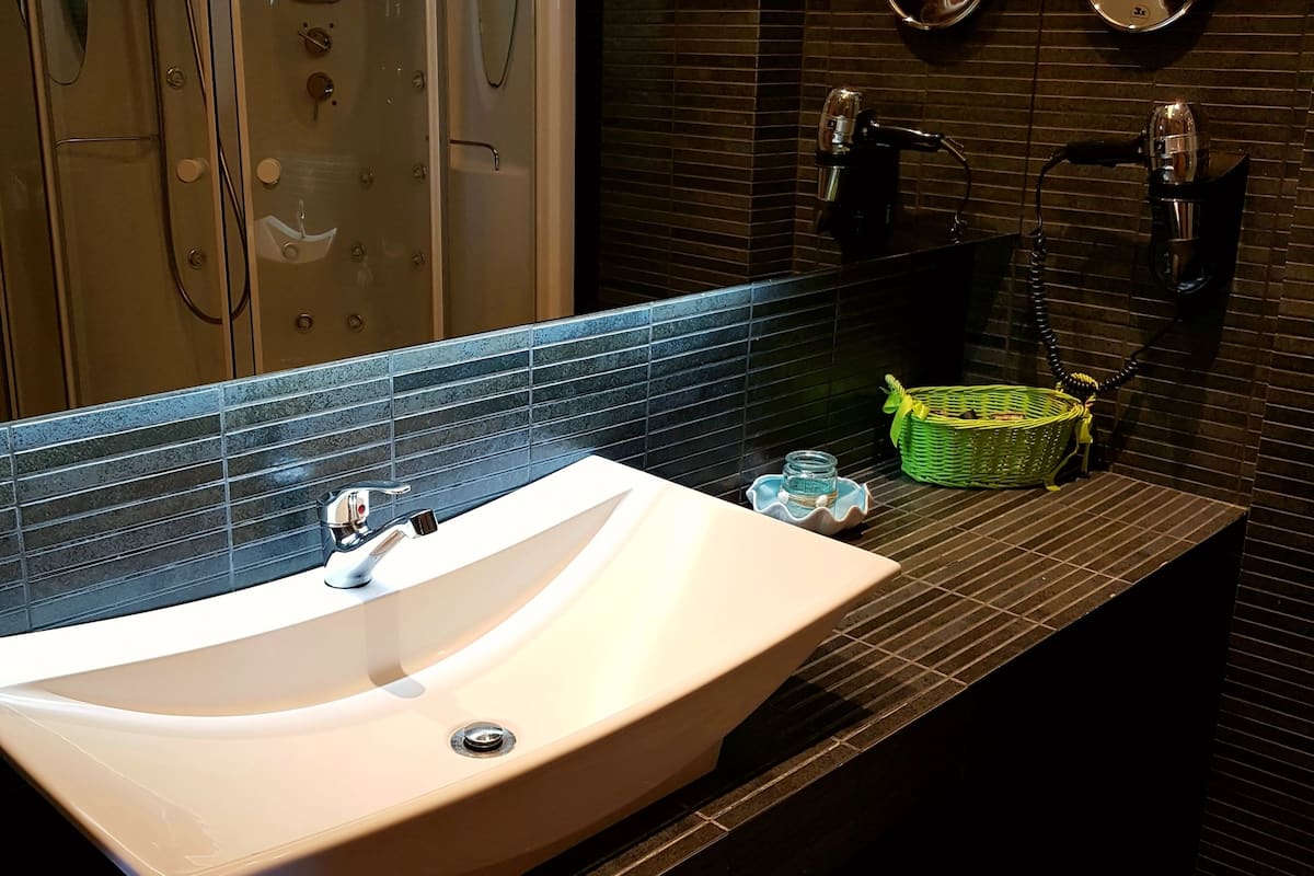 executive room, sea view | bathroom | free toiletries, hair dryer, bathrobes, slippers