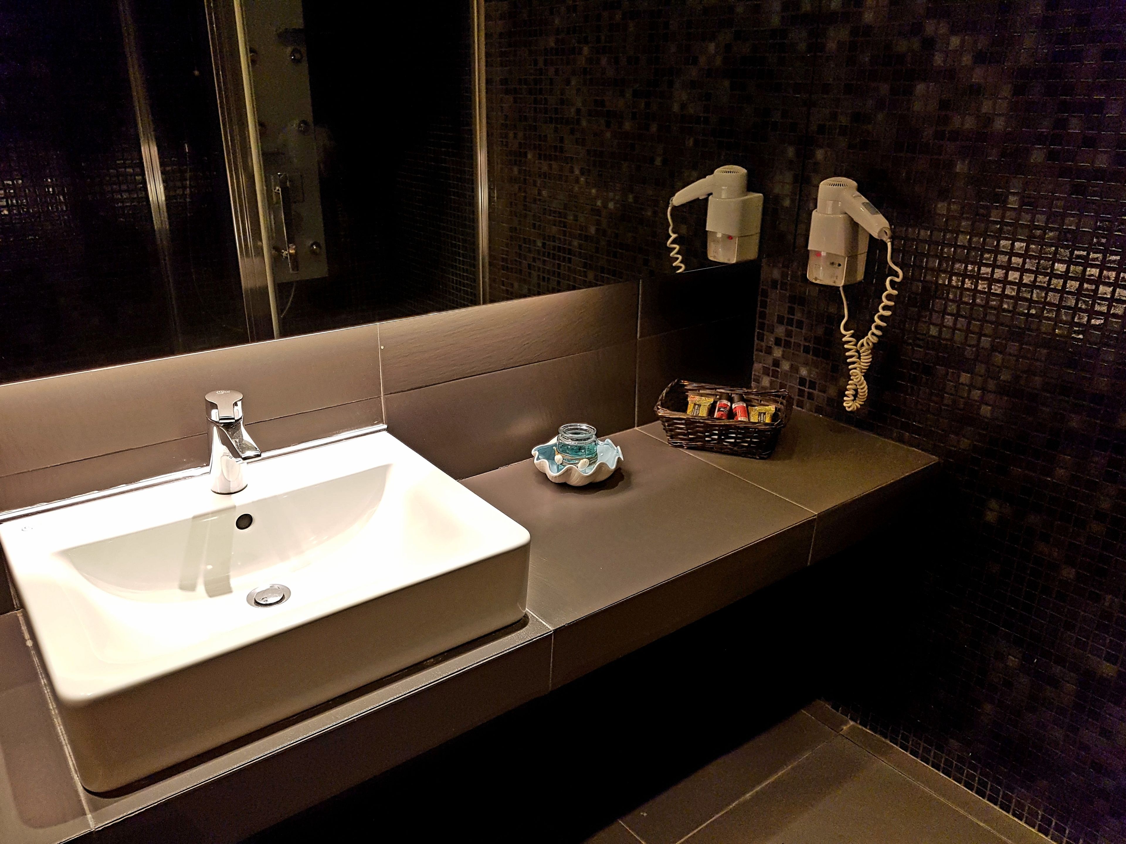 suite | bathroom sink