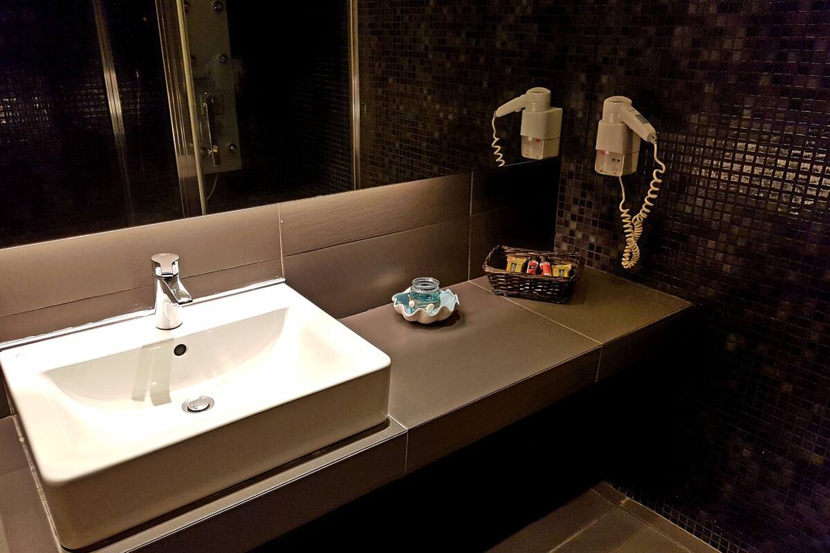 suite | bathroom sink