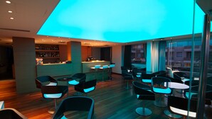 Un área de bar moderna con asientos y una barra.