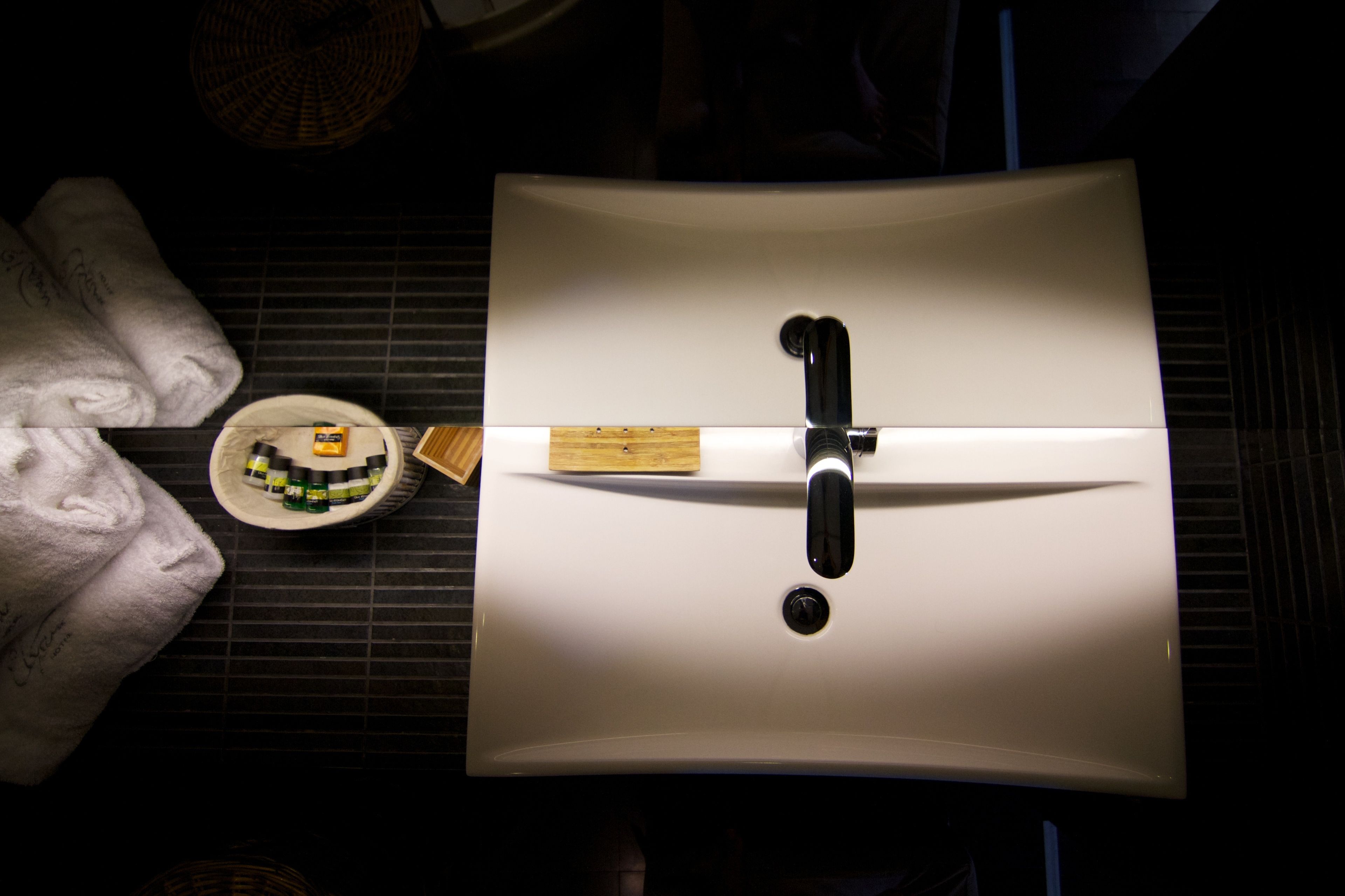 deluxe double room single use | bathroom sink