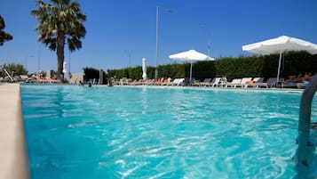 Piscina all'aperto, ombrelloni da piscina, lettini