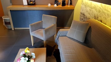 Suite | 客廳 | 32 吋LCD 電視連衛星電視頻道、電視