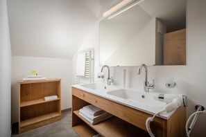 Suite, 2 habitaciones | Baño | Tina profunda, secadora de cabello, toallas, jabón