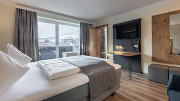 Familienzimmer, Bergblick | Allergikerbettwaren, individuell dekoriert, Schreibtisch