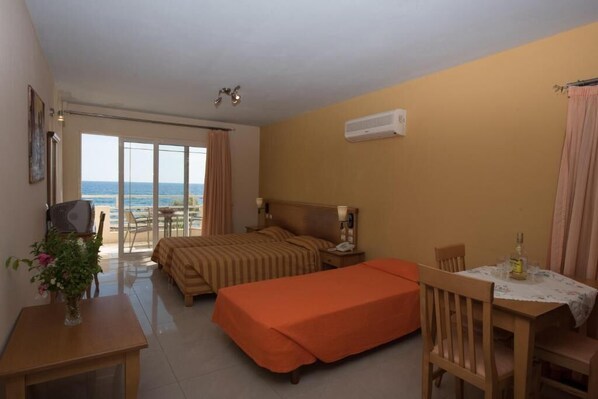 Luksusstudio, merinäköala | Tallelokero huoneessa, työpöytä, äänieristys, silitysrauta/-lauta