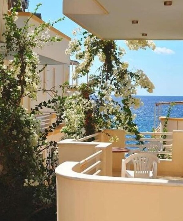 Exclusive Double Room, 1 Bedroom | In-room safe, desk, soundproofing, iron/ironing board